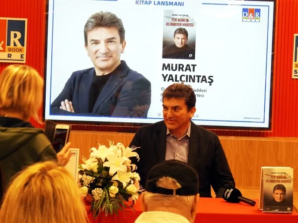 OYAK Genel Müdürü Murat Yalçıntaş, “Yeni Altay’ın Bilinmeyen Hikayesi” için düzenlenen imza gününde okurlarla buluştu