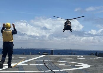 Türk helikopterlerinden Somali açıklarında gemi iniş-kalkış eğitimi